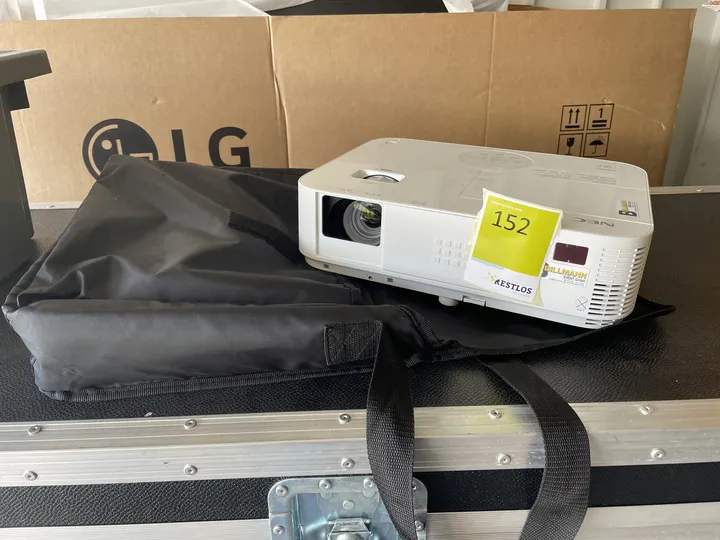 Beamer NEC M304HG